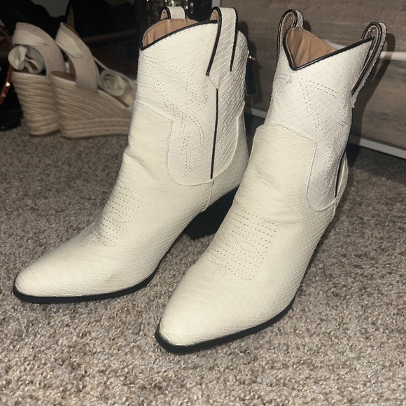 Women’s White Short Cowboy Boots - Picture 2 of 3